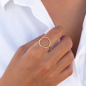 Anello cerchio grande, anello cerchio, anelli minimalisti, anello silhouette cerchio, anelli d'argento, anelli d'argento da donna immagine 1