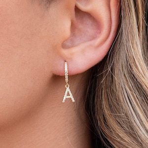 Brincos de argola com zircônias cúbicas e pingente de letra inicial com zircônias cúbicas