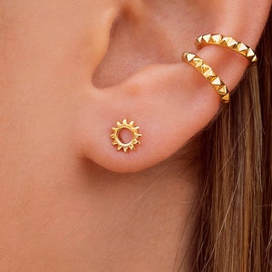Dainty & Minimalist Sun Stud Earrings 画像 1