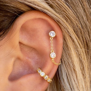 Boucles d'oreilles clous avec chaîne pendante et zircons ronds sertis chaton
