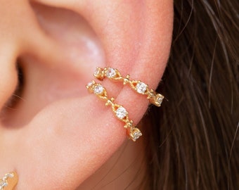 Pendientes conch ear cuff con circonitas y bolitas