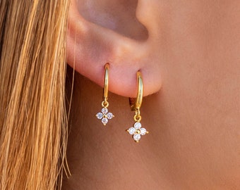 Pendientes de aro con charm en forma de flor con circonitas - Dos tamaños disponibles