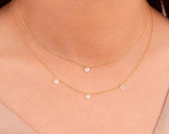 Halsband med flytande kubisk zirkoniahänge med osynlig infattning