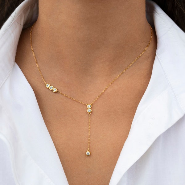 Collier asymétrique en forme de Y avec zircons sertis chaton