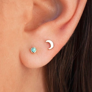 Dainty Crescent Moon Stud Earrings zdjęcie 3