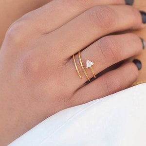 Anillo espiral con circonita triangular