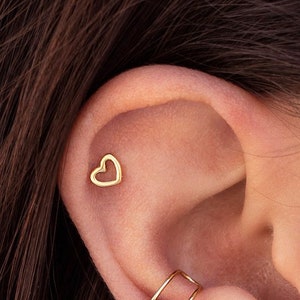Mini heart-shaped stud earrings