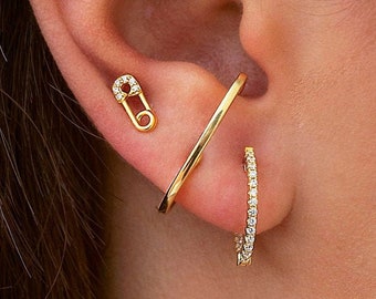 Pendientes stud en forma de imperdible con circonitas