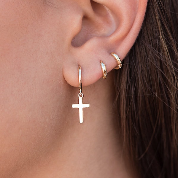 Boucles d'oreilles créoles avec croix, Boucles d'oreilles créoles avec pendentif croix, Boucles d'oreilles créoles avec croix, Boucles d'oreilles en argent avec croix, Créoles en argent avec croix