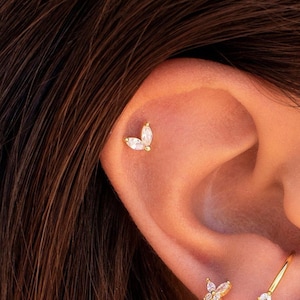 Pendientes stud en forma de flor con circonitas en talla marquesa