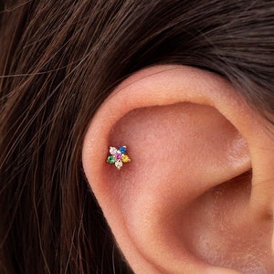 Flower-shaped stud earrings with rainbow multicoloured zircons