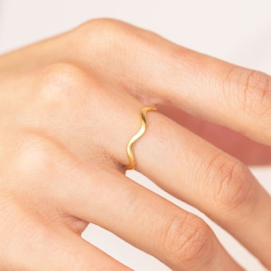 Dainty & Minimalist Wavy Band Ring - Wave Ring