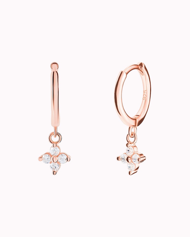 Boucles d'oreilles créoles avec breloque en forme de fleur avec zircons Deux tailles disponibles image 6