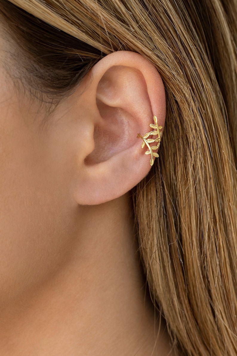 Ear cuff conch earrings in the form of leaves 