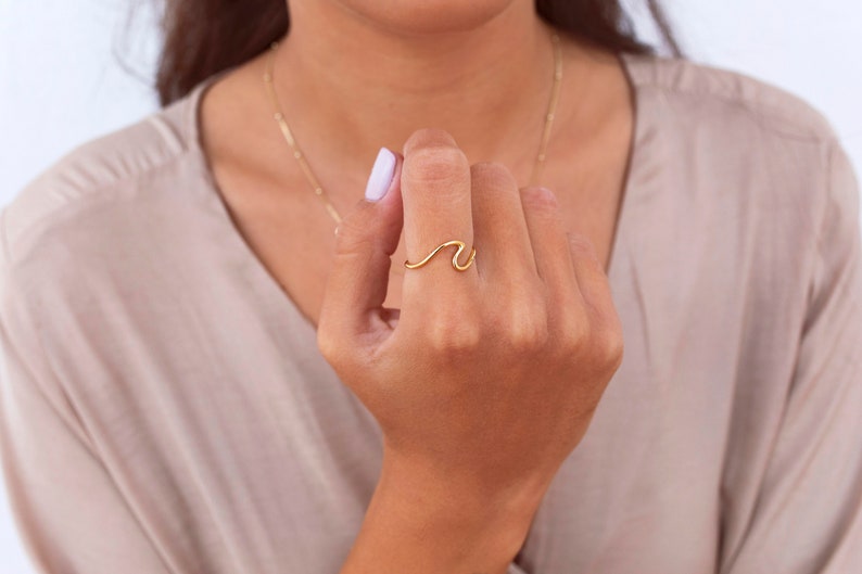 Dainty & Minimalist Sea Wave Shaped Silver Ring zdjęcie 7