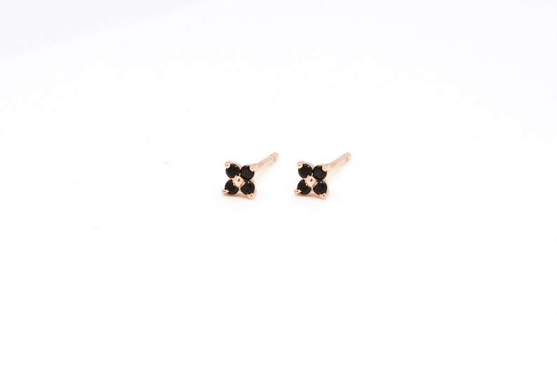 Petites boucles d'oreilles puces en forme de fleur avec zircons noirs image 4