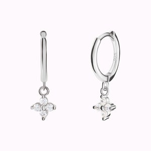 Boucles d'oreilles créoles avec breloque en forme de fleur avec zircons Deux tailles disponibles image 4