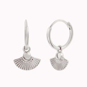 Hoop earrings with fan-shaped charm Silver