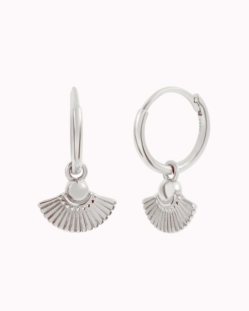 Hoop earrings with fan-shaped charm Silver