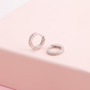 Petites boucles doreilles minimalistes en zircon Deux tailles disponibles image 8