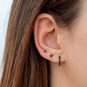 Pendientes stud pequeños con circonitas con garras invisibles Dos tamaños disponibles imagen 3