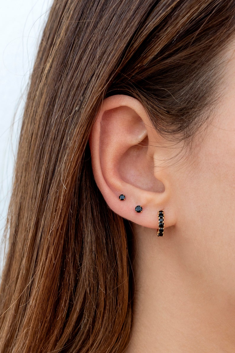 Petites boucles d'oreilles puces avec zircons à griffes invisibles Deux tailles disponibles image 3