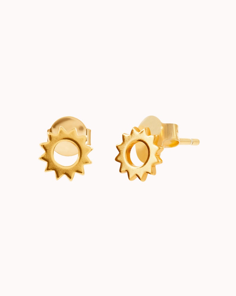 Dainty & Minimalist Sun Stud Earrings ゴールド