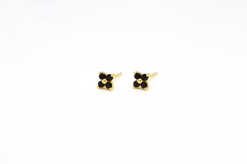 Petites boucles d'oreilles puces en forme de fleur avec zircons noirs image 2