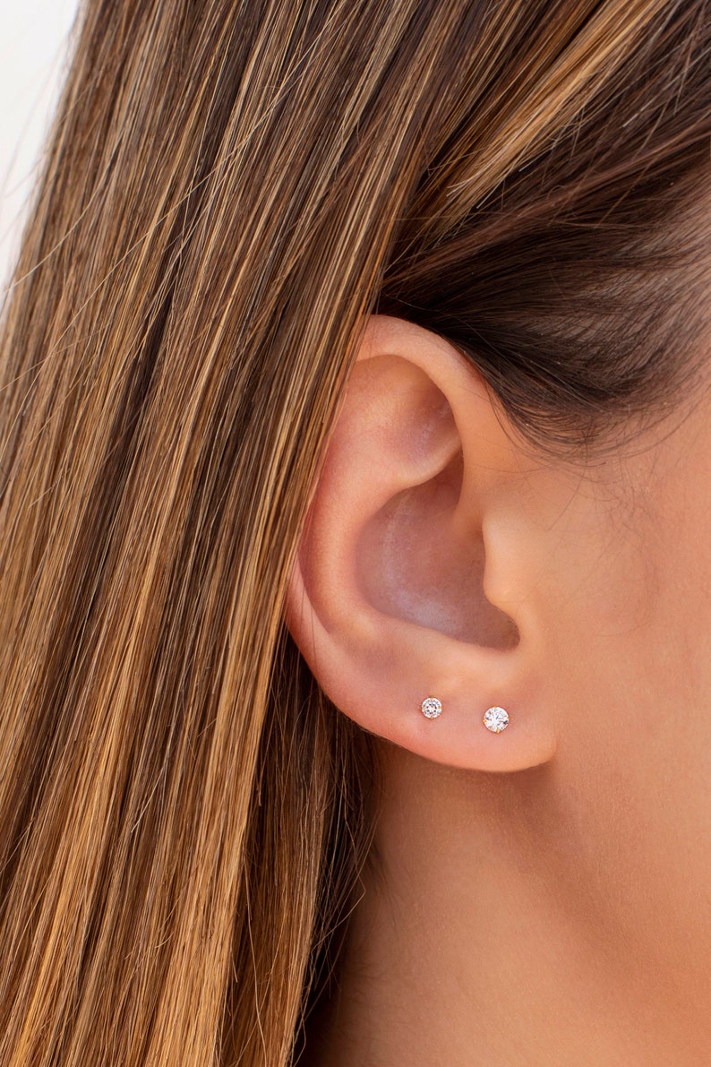 Pendientes stud pequeños con circonitas con garras invisibles Dos tamaños disponibles imagen 1