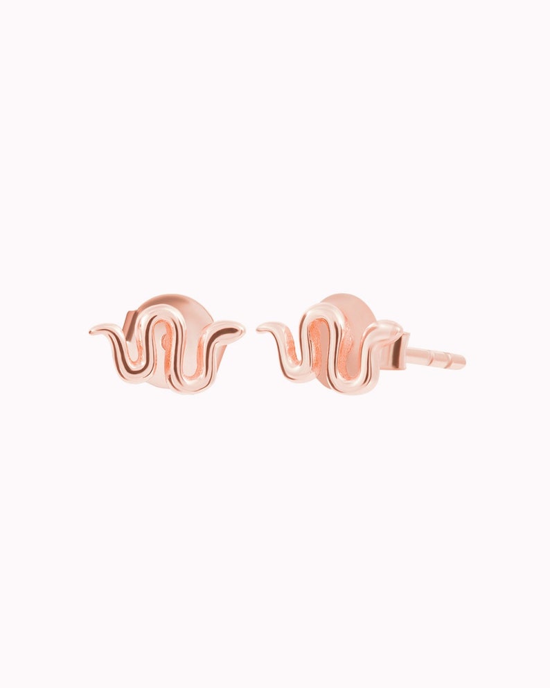 Small snake-shaped stud earrings Rose gold
