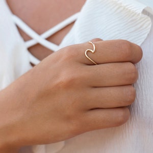 Dainty & Minimalist Sea Wave Shaped Silver Ring zdjęcie 6