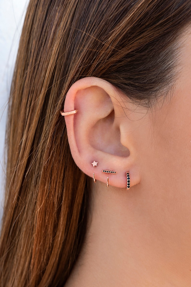 Tiny Star Open Huggie Hoop Earrings Ear hugger zdjęcie 5