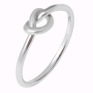 Puede incluir: Un anillo de nudo de plata con un dise&ntilde;o simple.