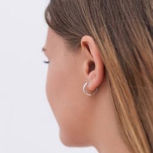 Dainty Round Edges Smooth Huggie Hoop Earrings zdjęcie 8