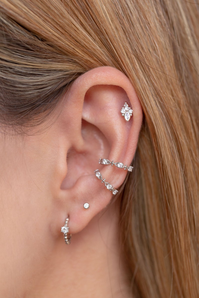 Pendientes stud con circonitas en talla redonda y marquesa con bolitas imagen 3