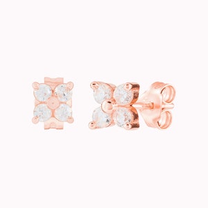 Puede incluir: Un par de pendientes de bot&oacute;n de oro rosa con un dise&ntilde;o de flor adornado con piedras de circonita c&uacute;bica transparentes.