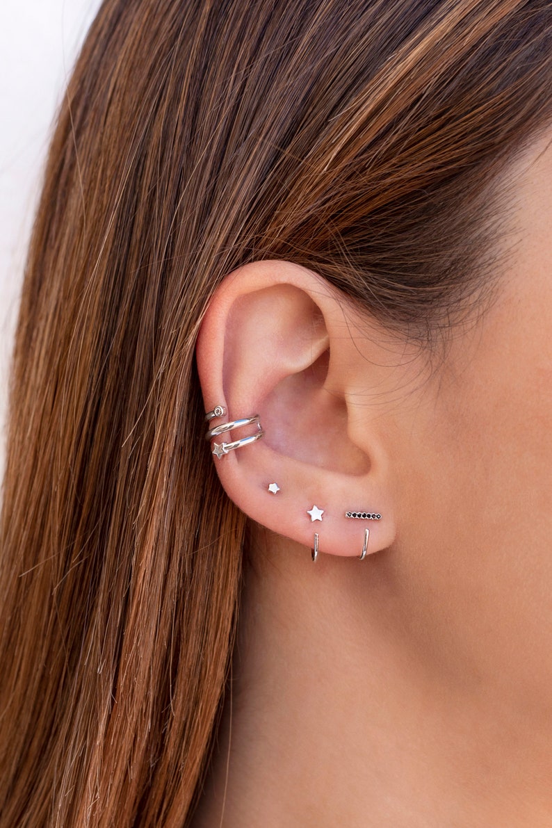 Tiny Star Open Huggie Hoop Earrings Ear hugger zdjęcie 10