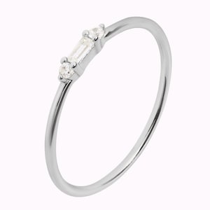 Feiner Ring mit kleinem Baguette und runden Zirkonen Silber