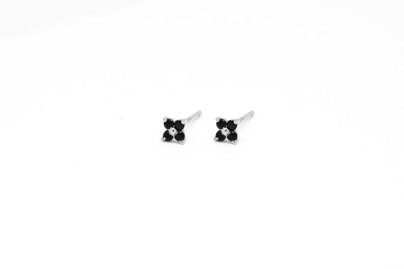 Petites boucles d'oreilles puces en forme de fleur avec zircons noirs image 3