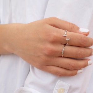 Feiner Ring mit kleinem Baguette und runden Zirkonen Bild 3