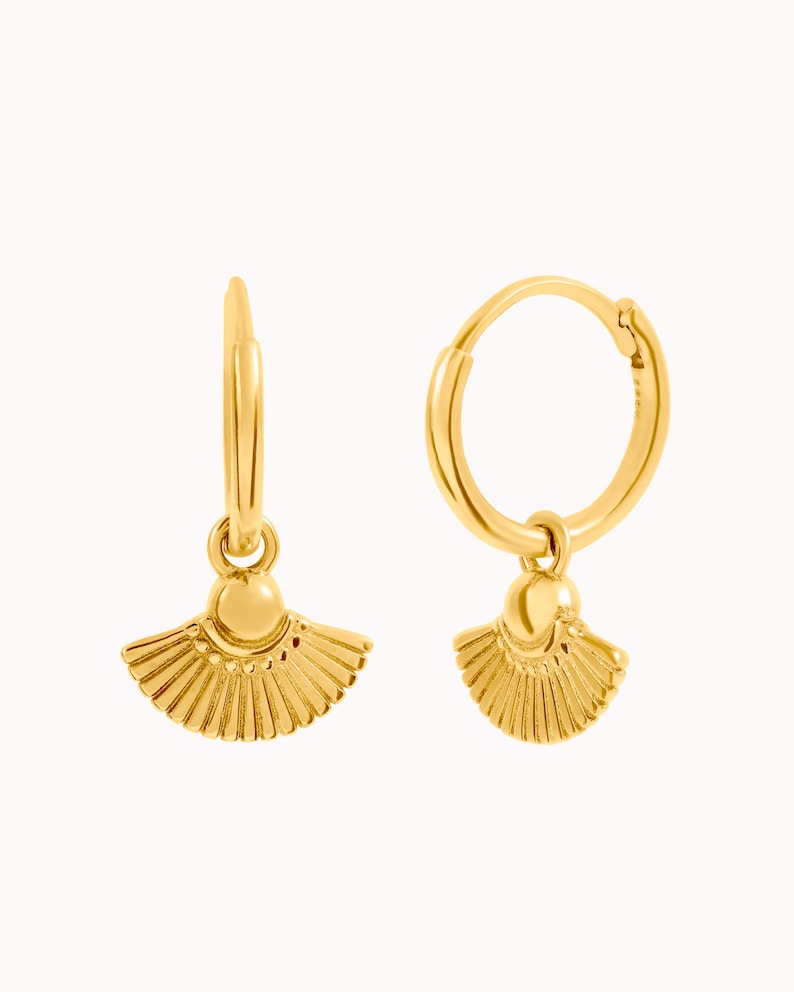 Hoop earrings with fan-shaped charm Gold