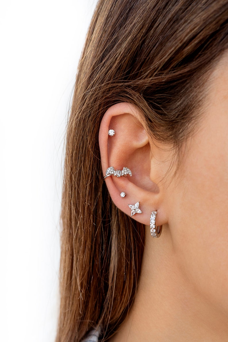 Pendientes stud pequeños con circonitas con garras invisibles Dos tamaños disponibles imagen 8