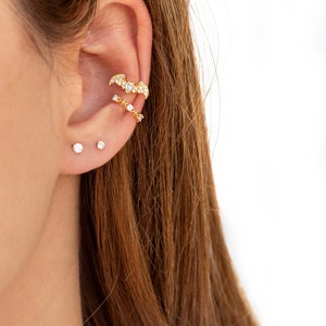 Petites boucles d'oreilles puces avec zircons à griffes invisibles Deux tailles disponibles image 10