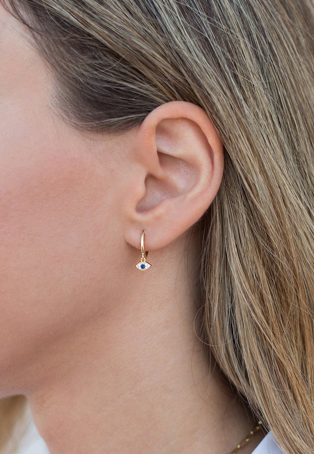 Orecchini pendenti in oro e argento con agate verdi irregolari