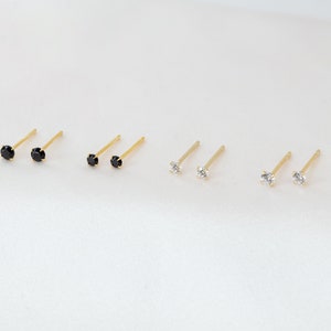 Petites boucles d'oreilles puces avec zircons à griffes invisibles Deux tailles disponibles image 5