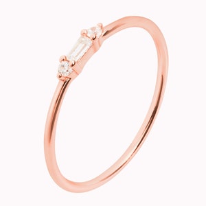 Feiner Ring mit kleinem Baguette und runden Zirkonen Roségold