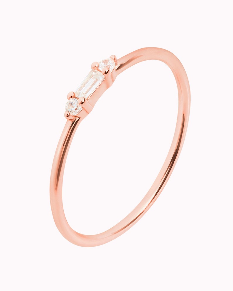 Feiner Ring mit kleinem Baguette und runden Zirkonen Roségold