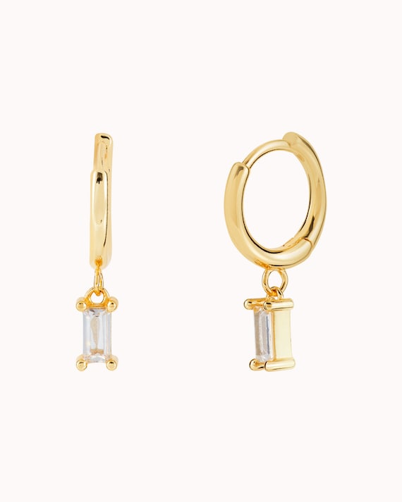 Orecchini a cerchio Huggie con ciondolo in zirconia cubica taglio baguette - Italia
