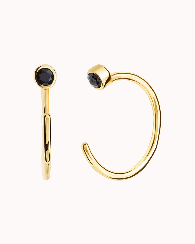 Pendientes de aro abierto con circonitas Disponible en Blanco o Negro Gold - Black