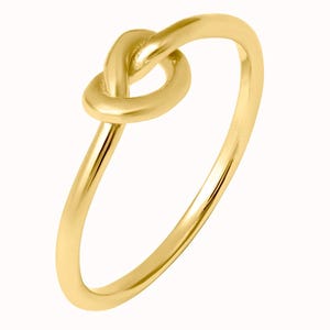 Puede incluir: Un anillo de nudo dorado con un dise&ntilde;o sencillo. El anillo est&aacute; hecho de metal liso y pulido y tiene un aspecto cl&aacute;sico y atemporal.